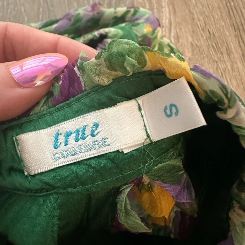 True Couture Floral Halter Top, size Small, EUC - Picture 5 of 12